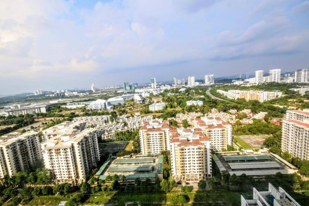 Lovely 3-Bedroom Serviced Apartment @ Cyberjaya Eksteriør bilde